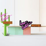 Candylab Toys Lone Cactus Motel z animacją dla dzieci, drewniany motelik z neonowym szyldem, idealny na kreatywne zabawy.