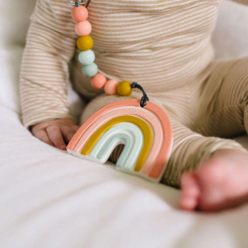 Loulou Lollipop: gryzak silikonowy z zawieszką tęcza Pastel Rainbow - Noski Noski