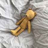 Miś Maileg Teddy Junior 19 cm, przytulanka z lnu, idealny pierwszy pluszak dla dziecka, inspirowany Misiem Uszatkiem.
