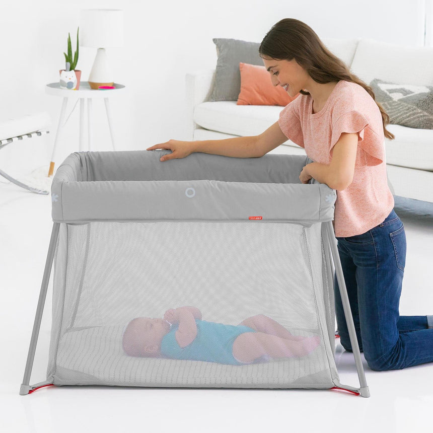Skip Hop: łóżeczko turystyczne 2w1 Play To Night Expanding Travel Crib - Noski Noski